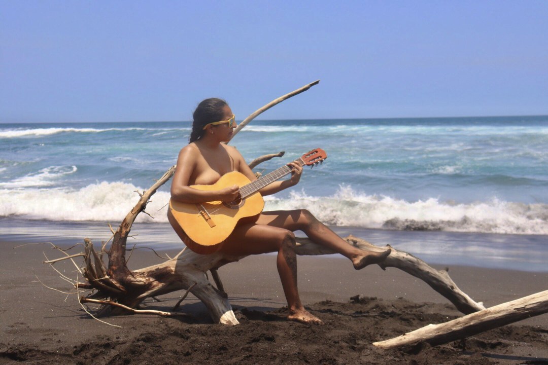Chica Poples en las arenas