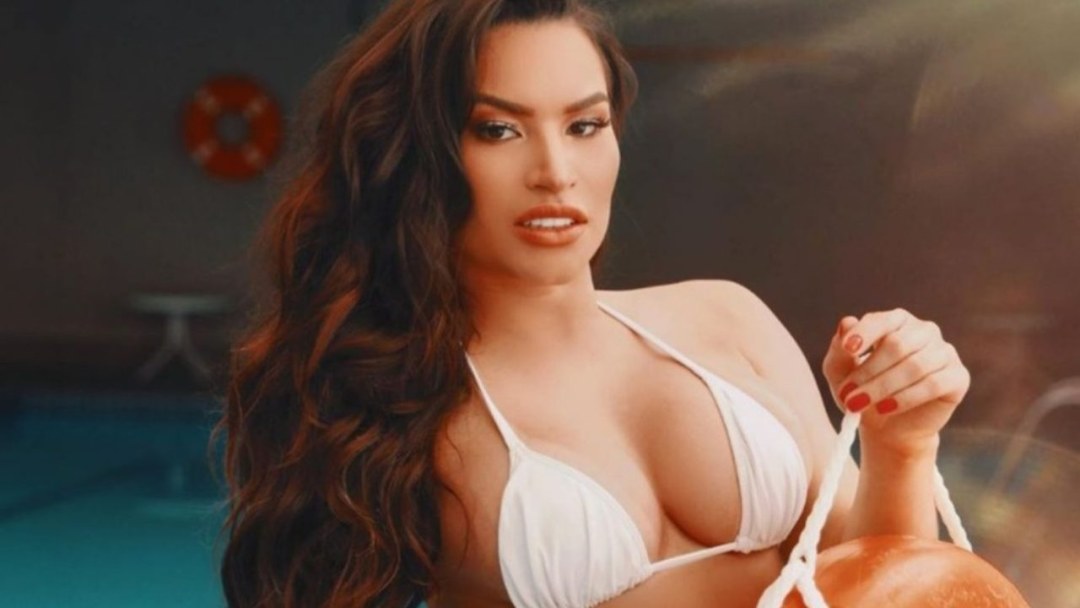 Sexy transexual Rayssa Niffy se agrada a sí misma