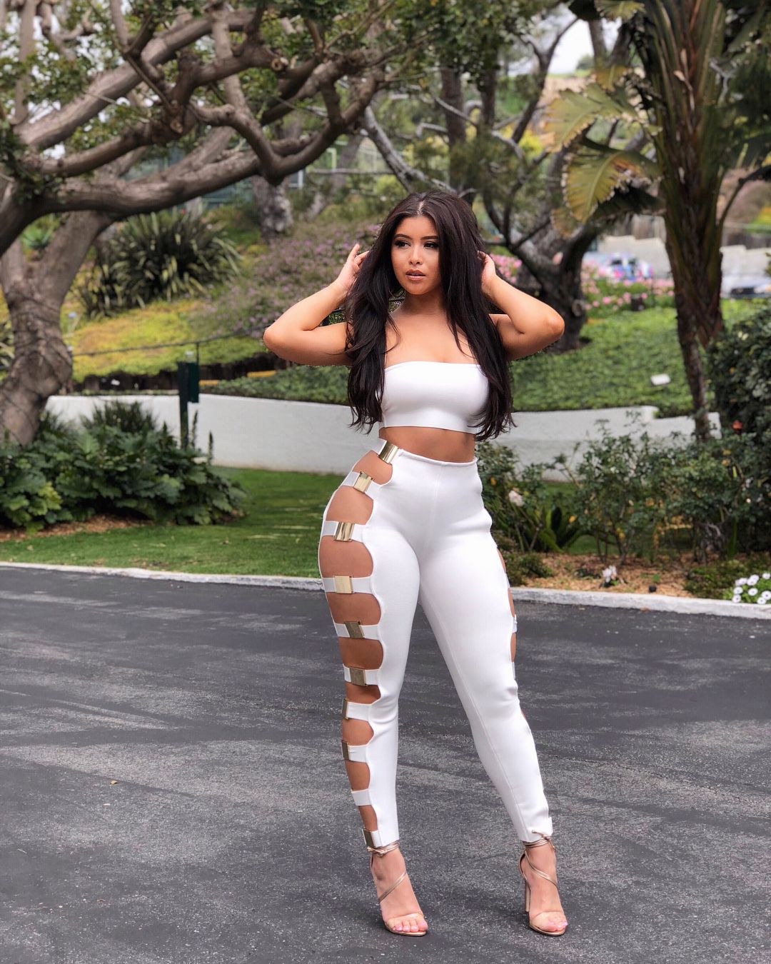 Sanny Leone en un traje de baño verde