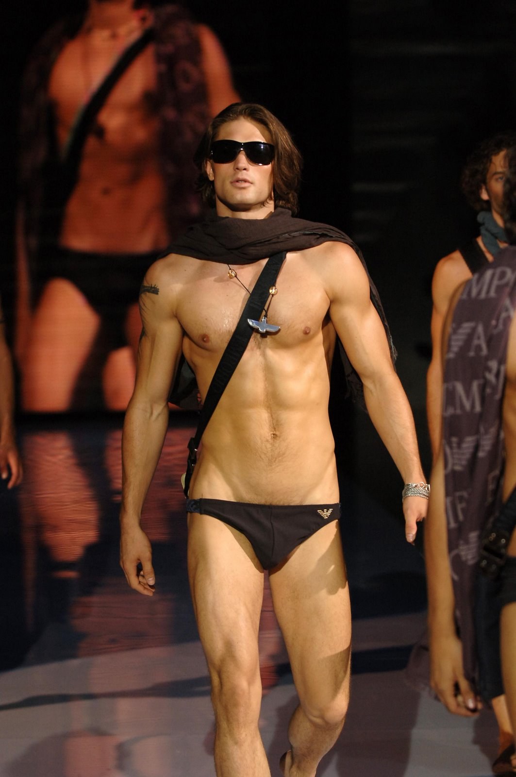 Nikolay Sobolev con torso desnudo
