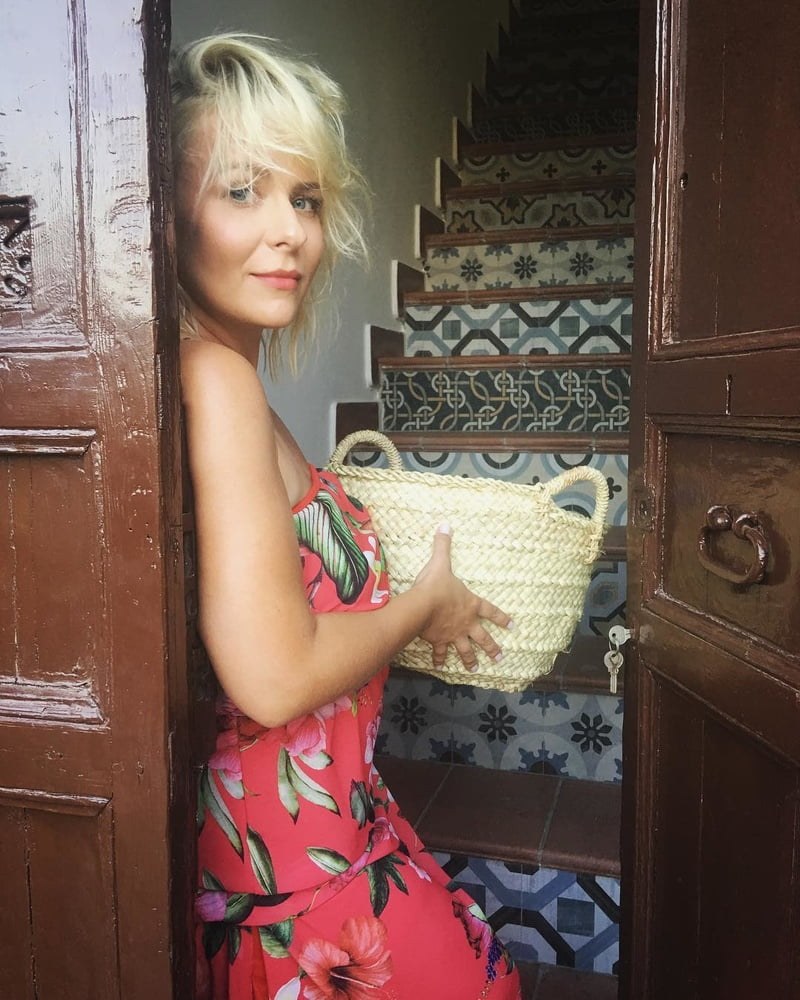 Aneta Buena está completamente desnuda