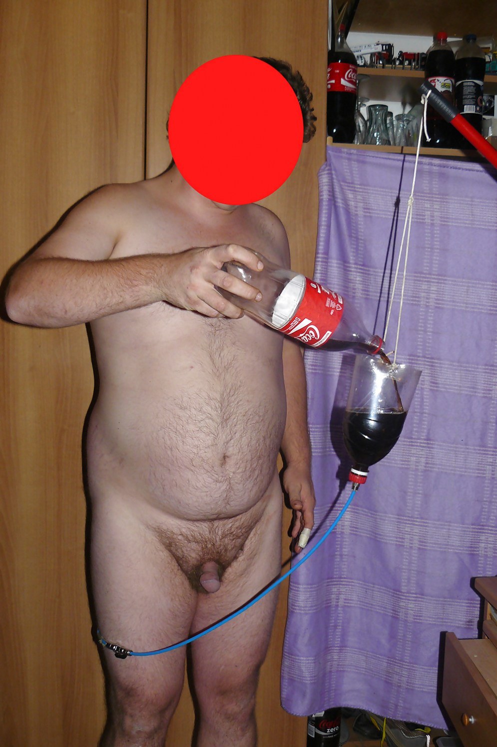 Super Fucking Coca Cola en el culo y Squirt Bella feliz