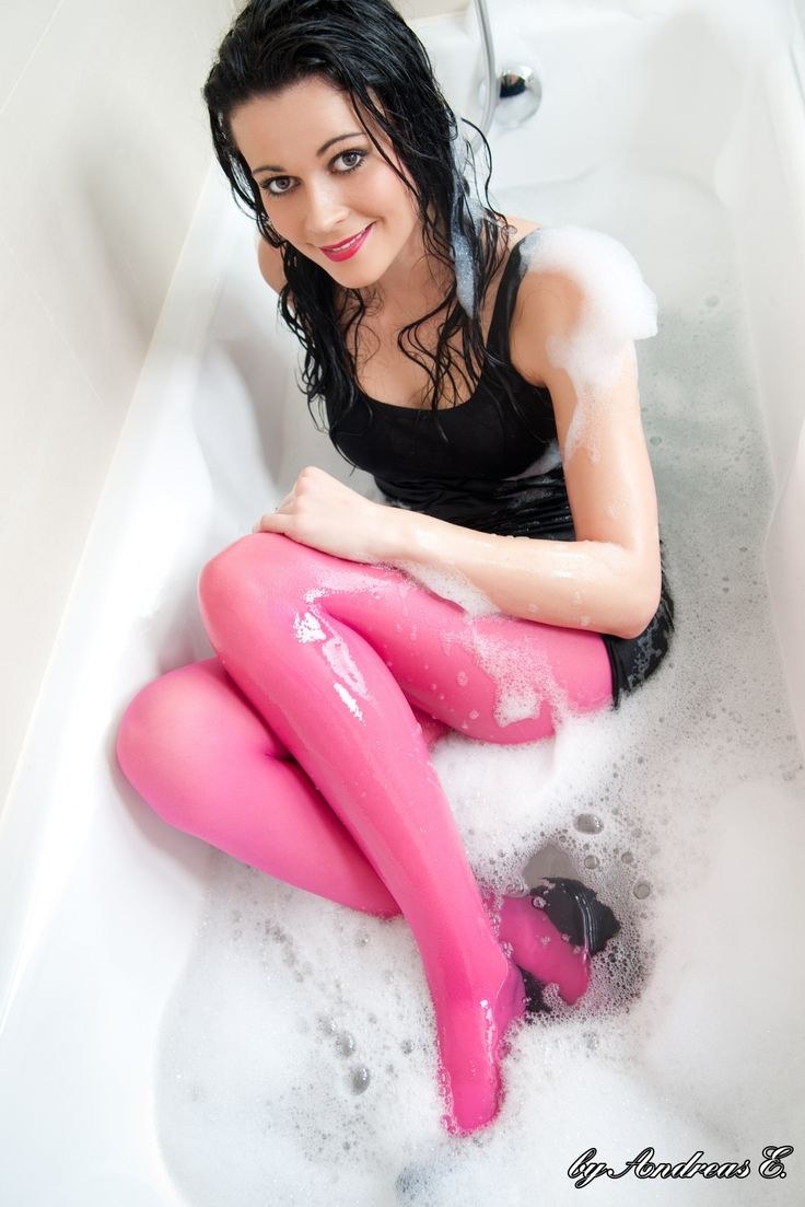 Chica en pantimedias en el baño