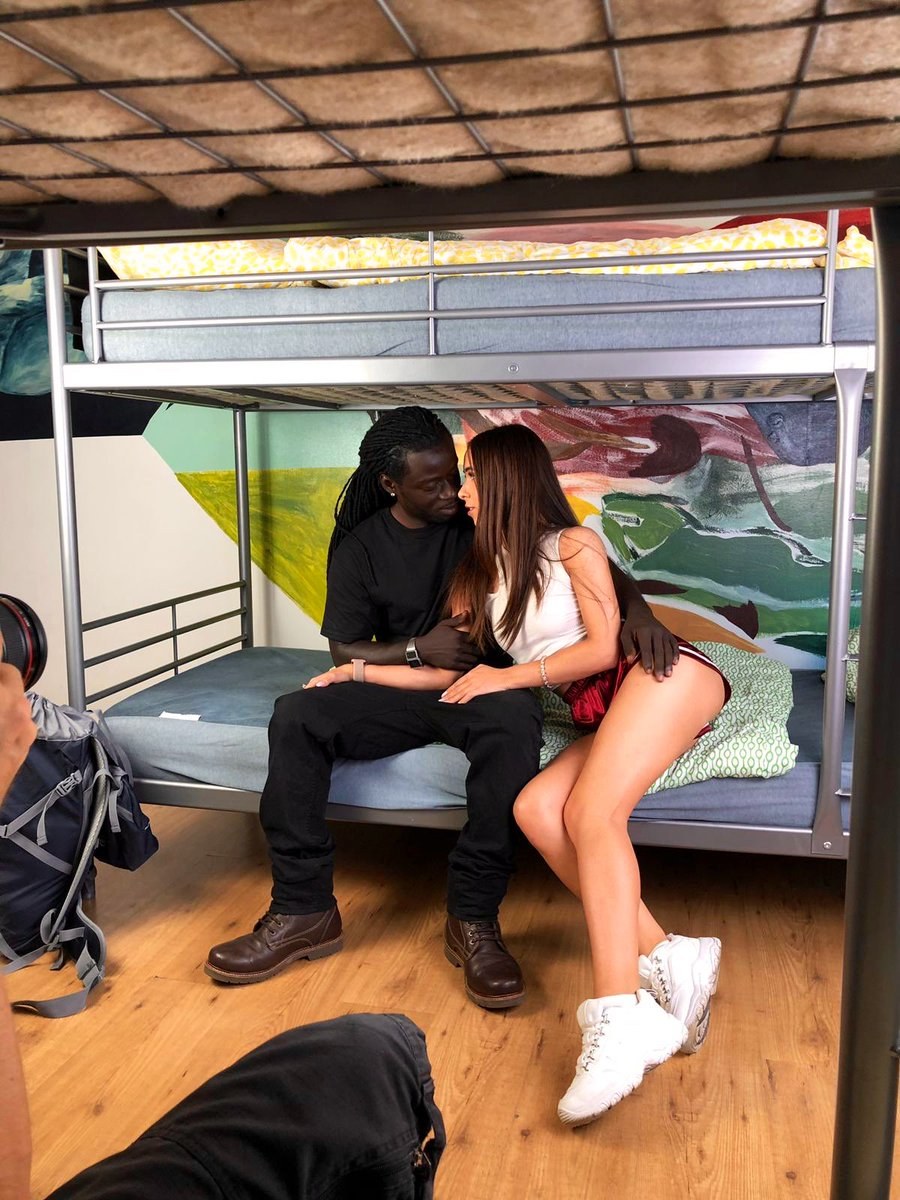 Pornstar Misha Cross Anal con un hombre negro
