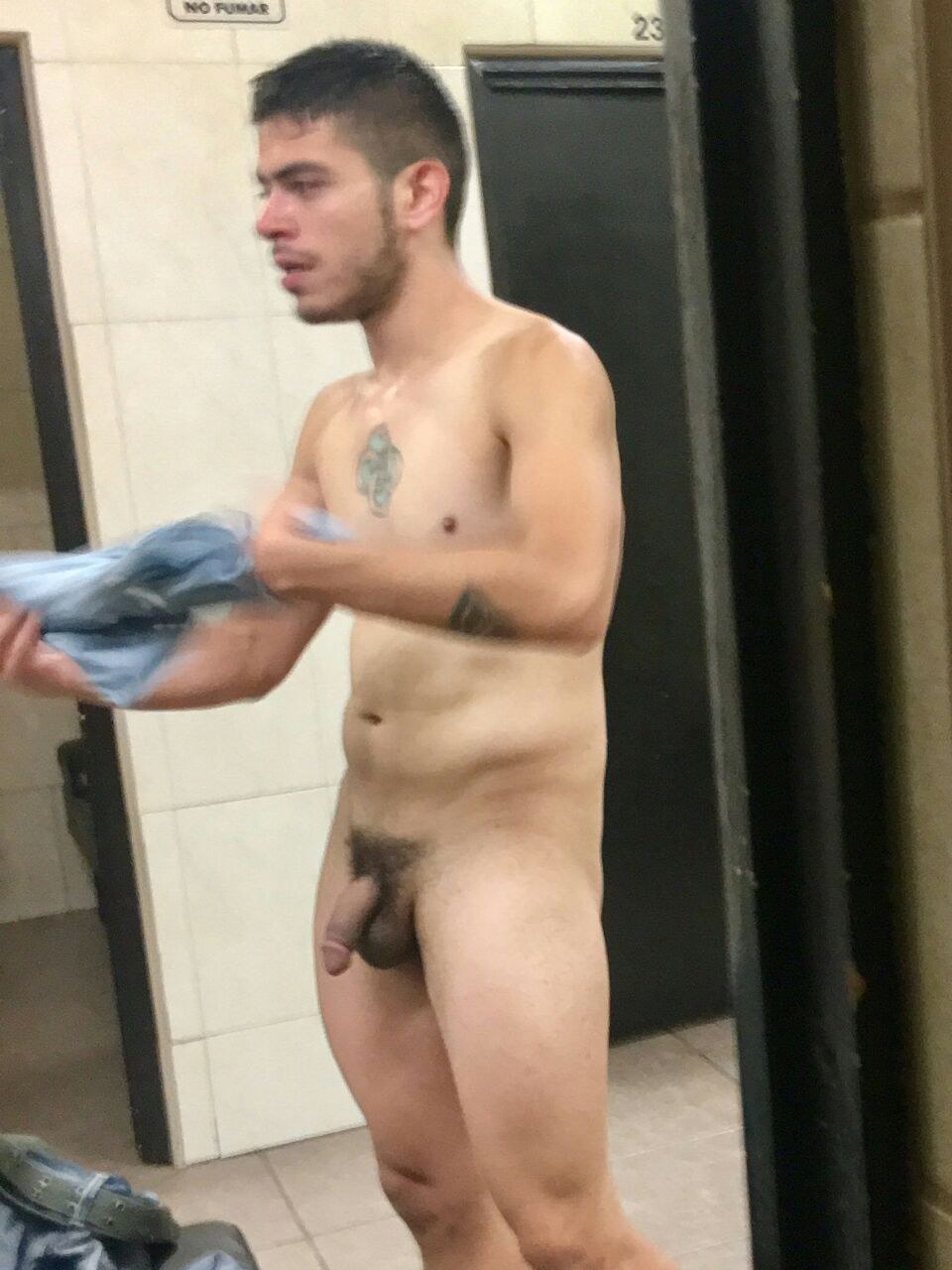 Hombres de rugby desnudos en el vestuario y ducha