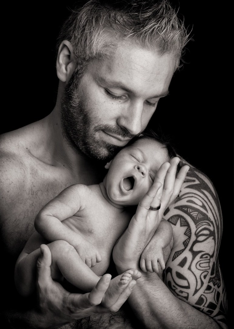 Hombre brutal con un niño