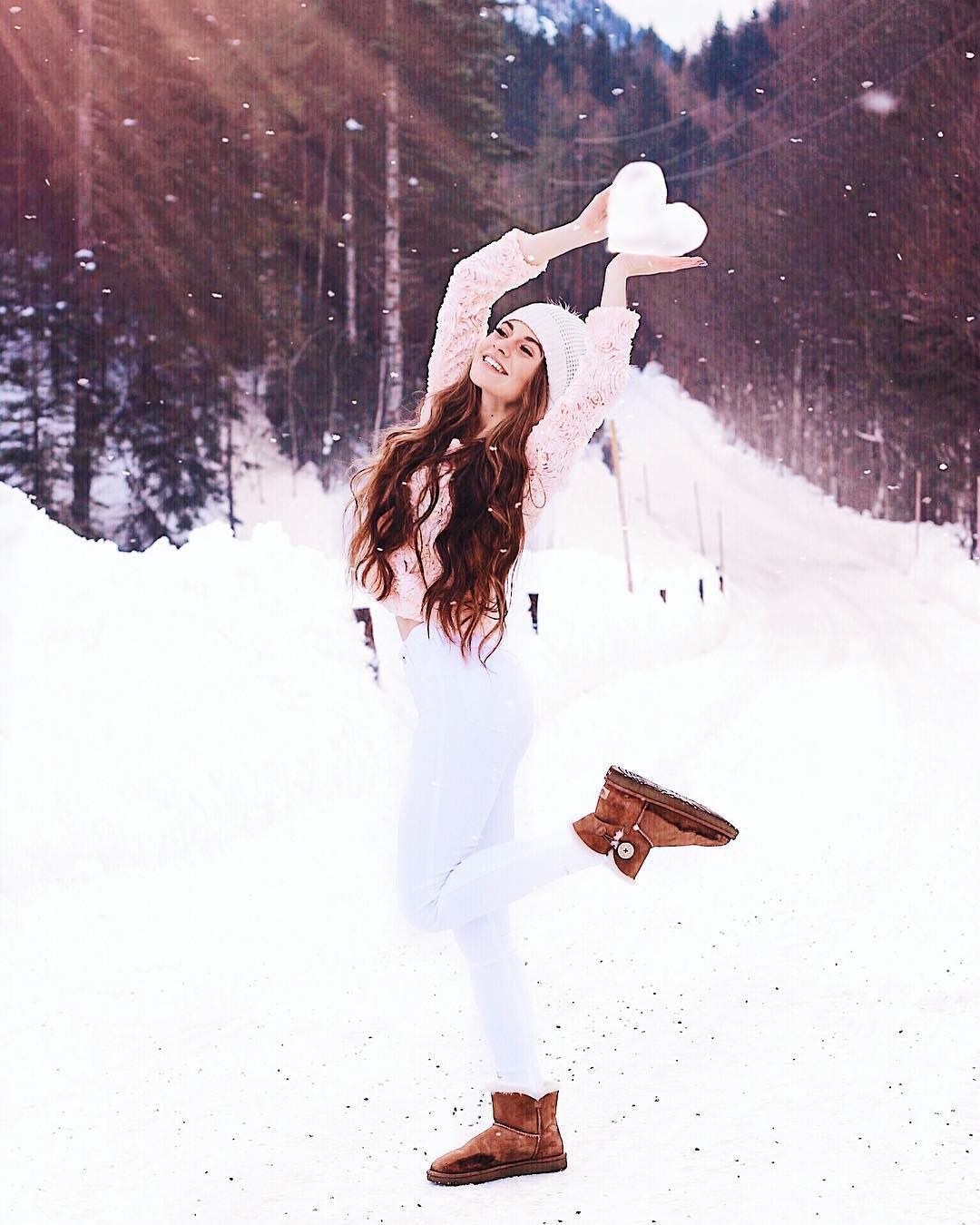 Hermosa chica en la nieve