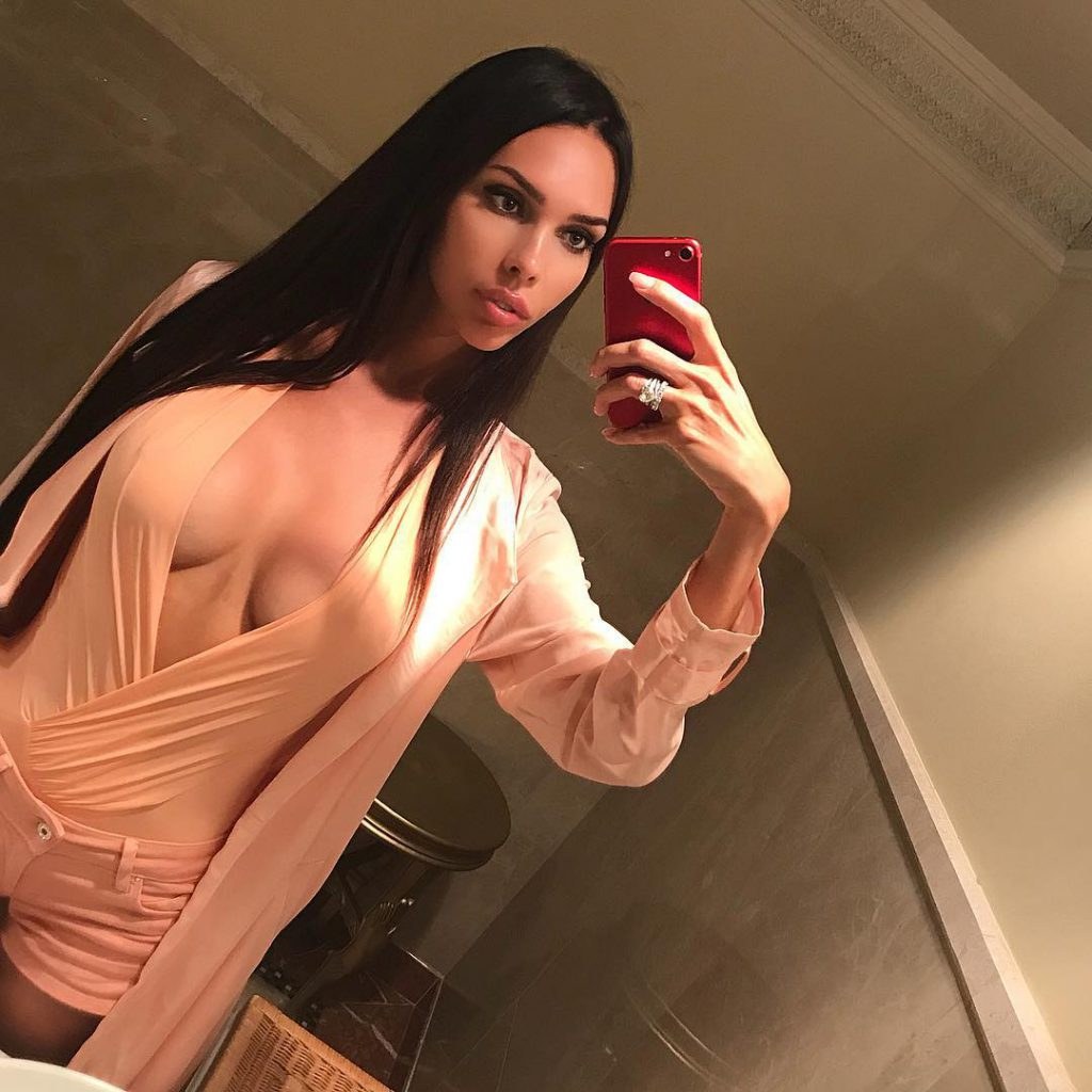 Actriz de mishina Ksenia en trajes de baño