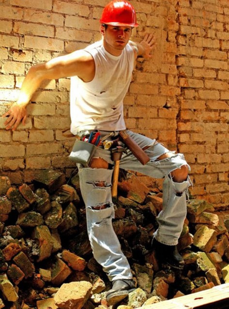 La chica está tirando al hombre