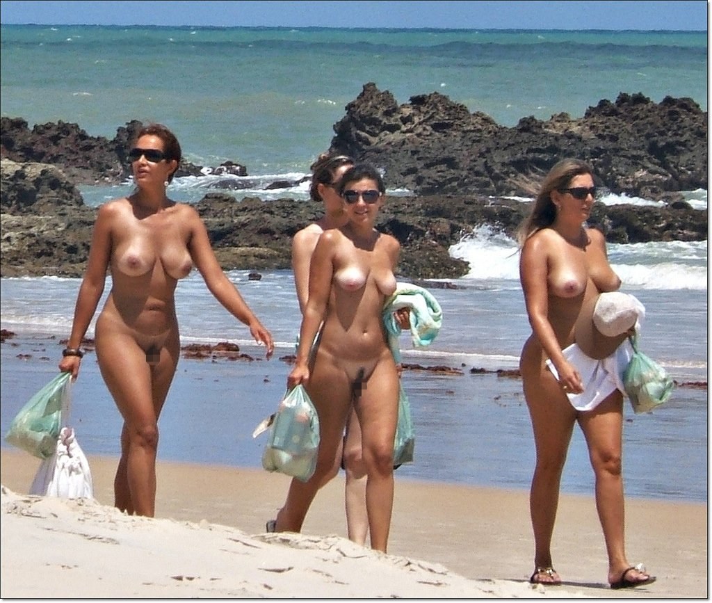 Peludo desnudo peludo en la playa