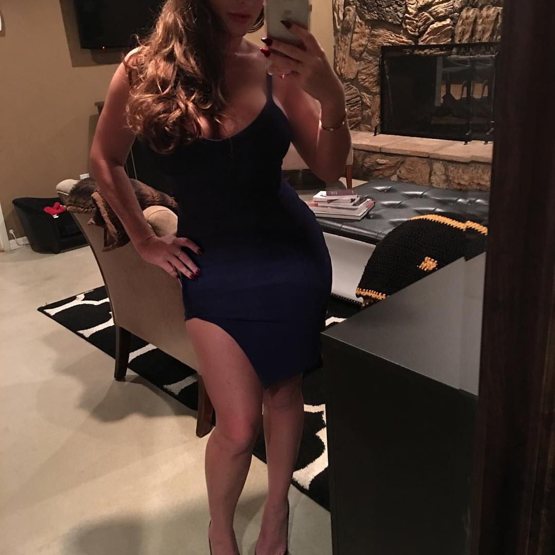 Sophie Dee con un vestido corto