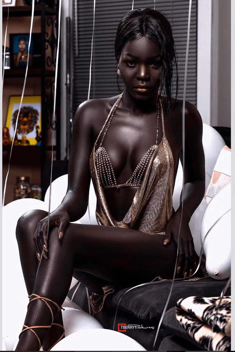 Los africanos desnudos están bailando
