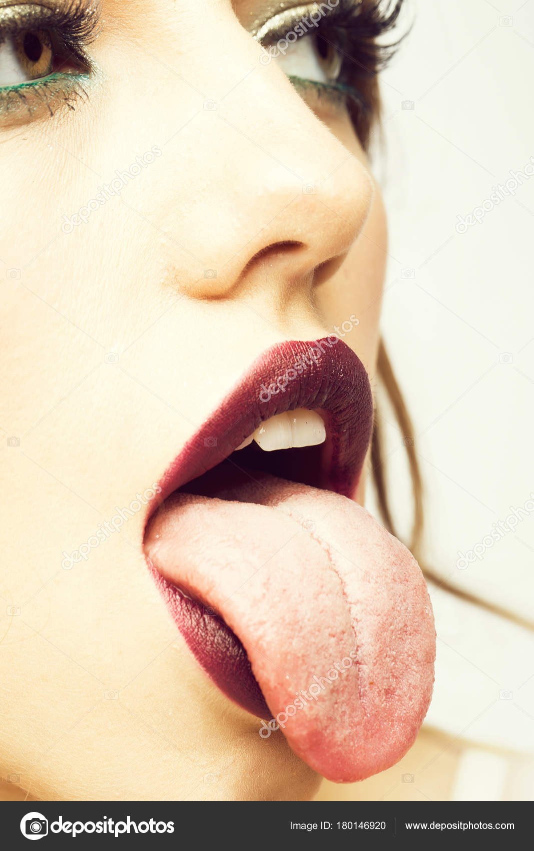 Abra la boca con una lengua pegajosa