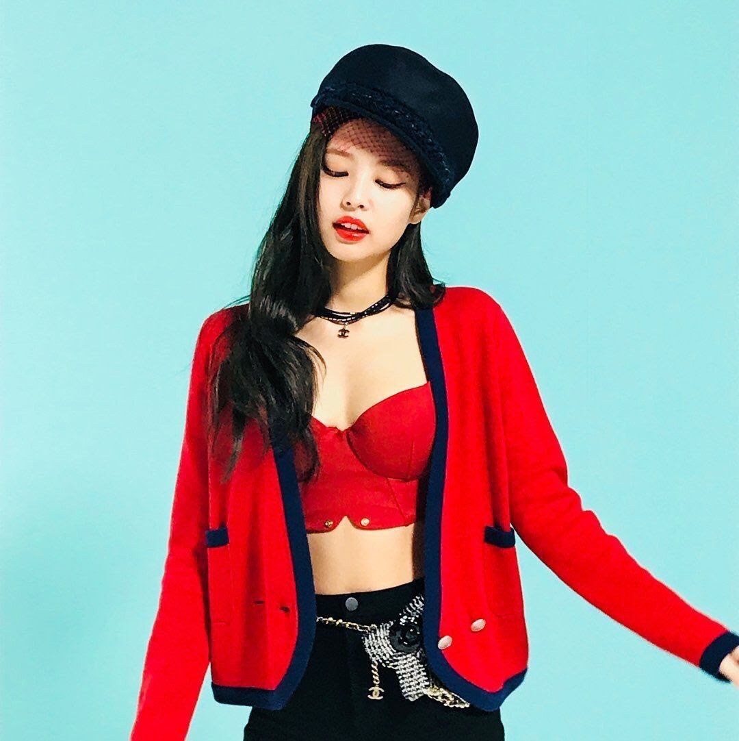 Jenny Black Pink en rojo