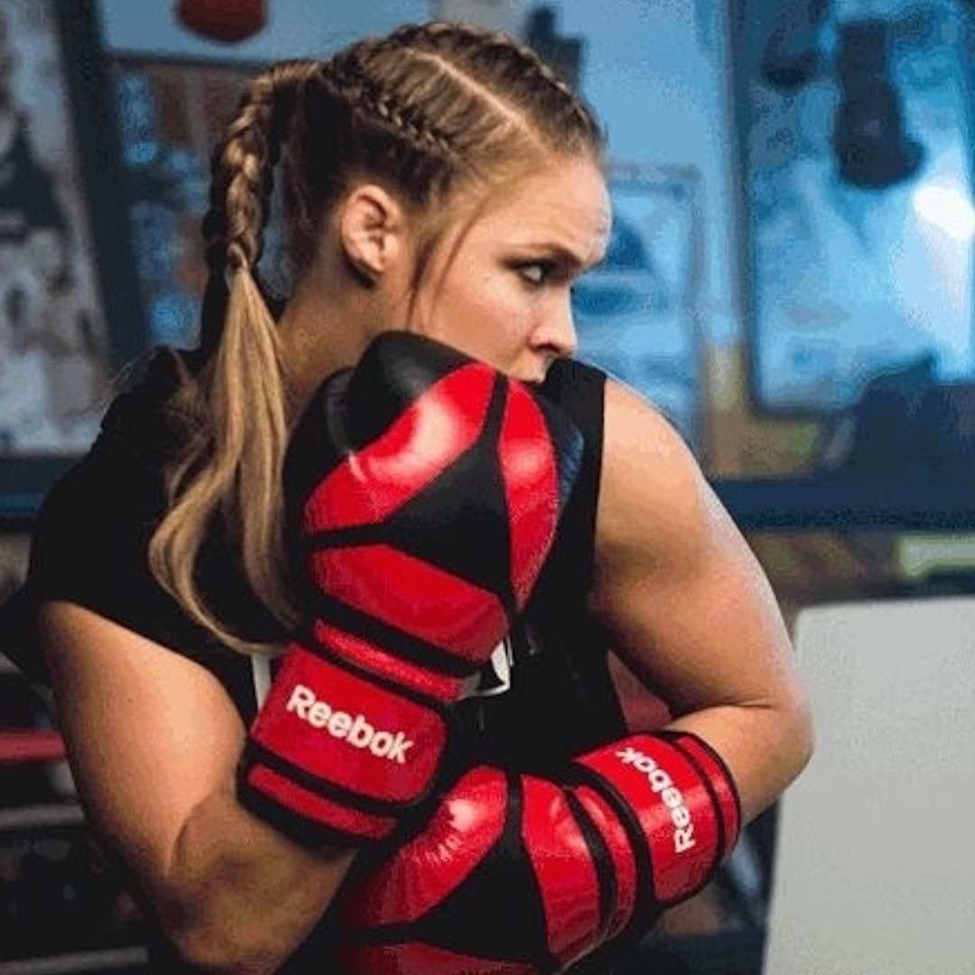 Ronda Rosei y Travis Brown apestan