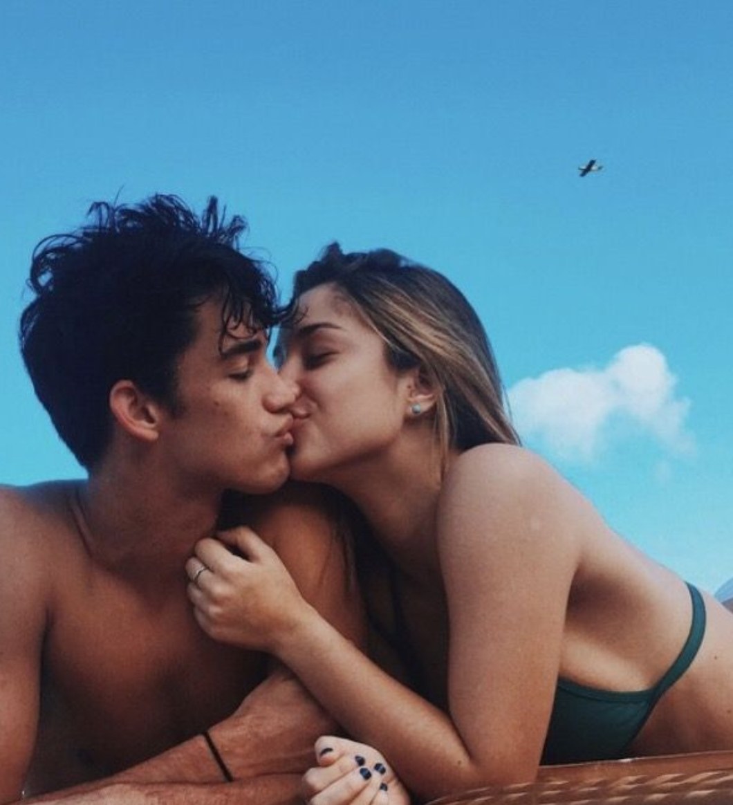 Dos hermosas chicas y chico