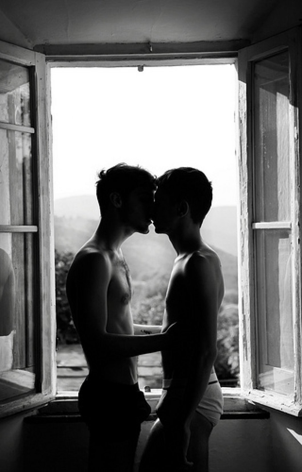 Una pareja en el alféizar