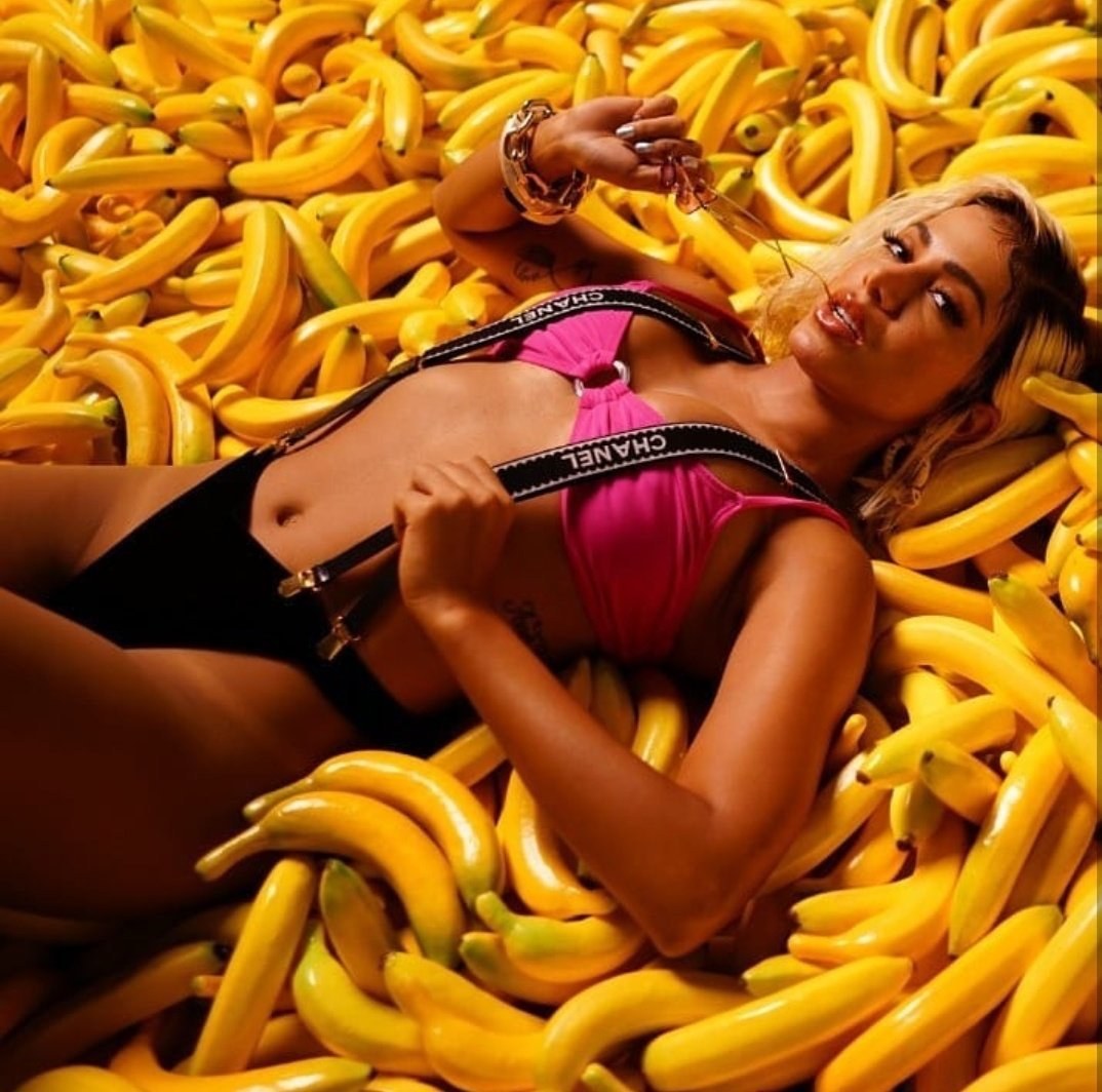 Chica con plátano