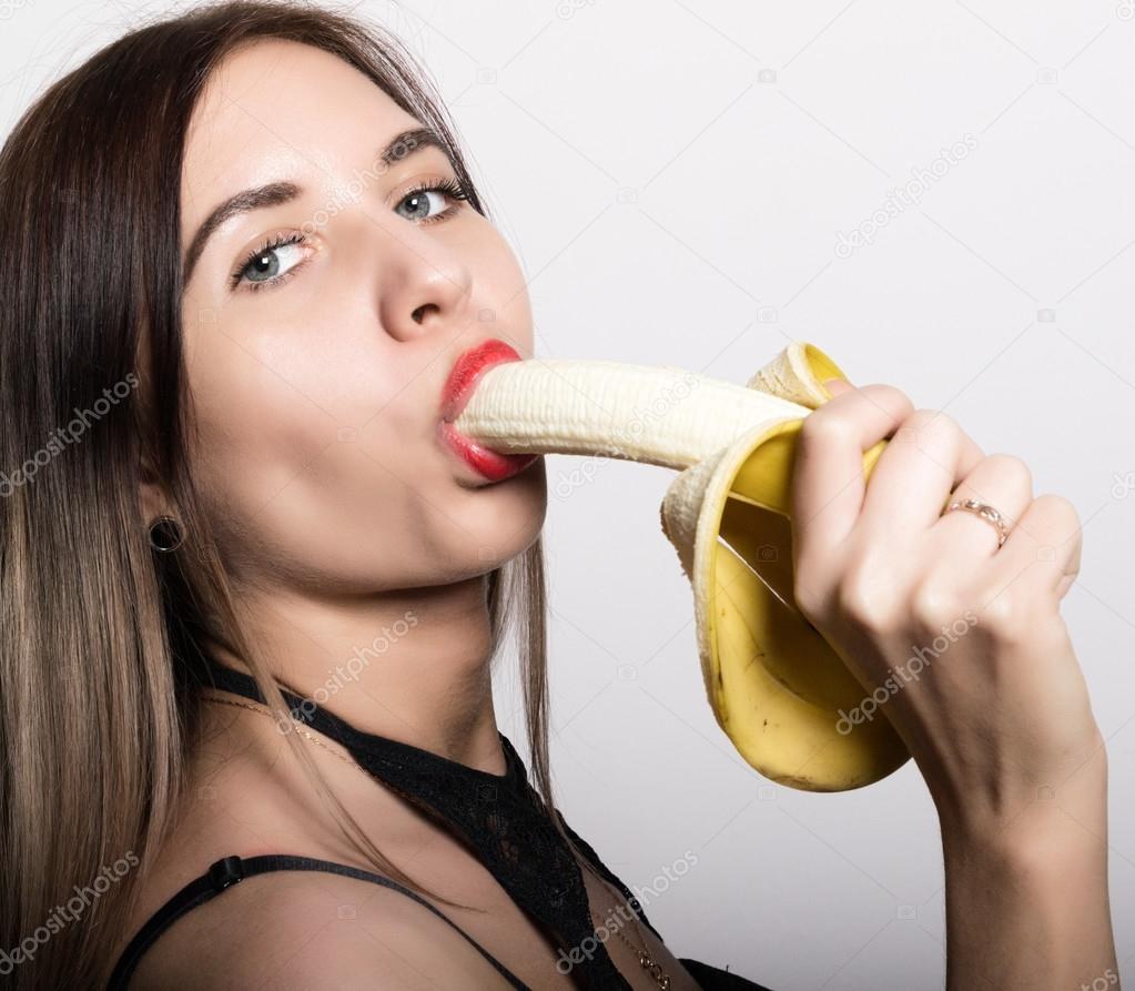 Mujer con plátano en la boca