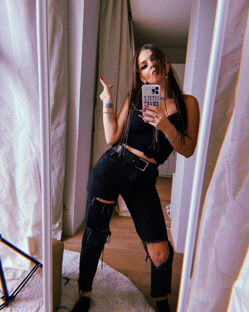 Cinco chica está caliente