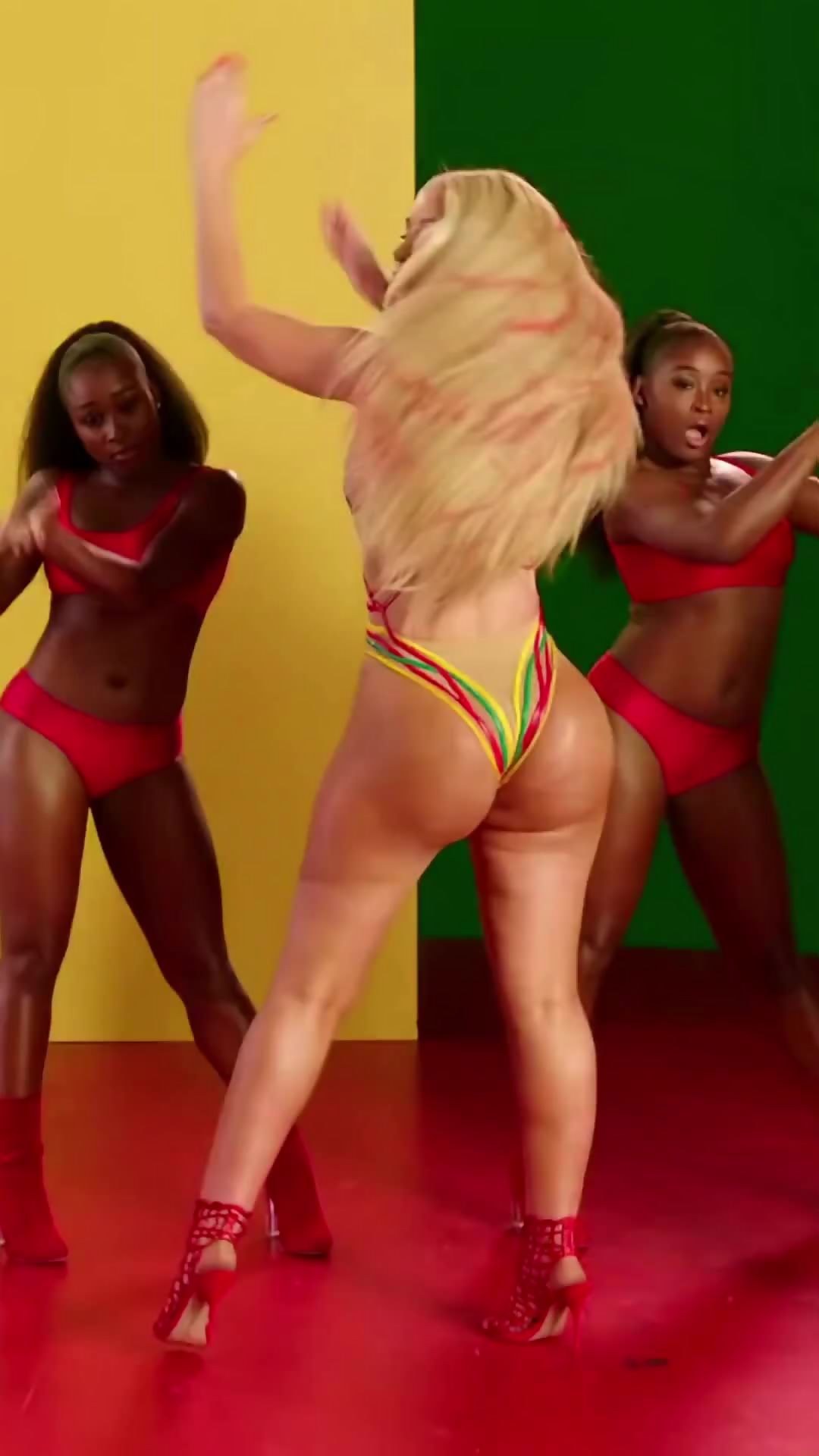 Iggi azalea en un traje de baño 2021