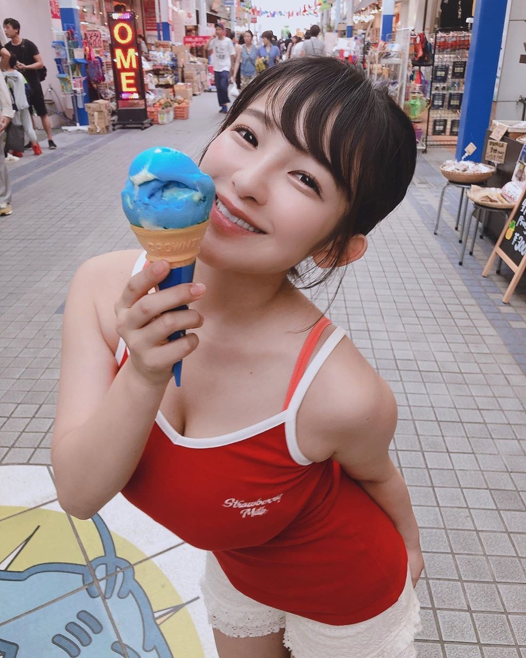 Chica con un traje de leche condensada