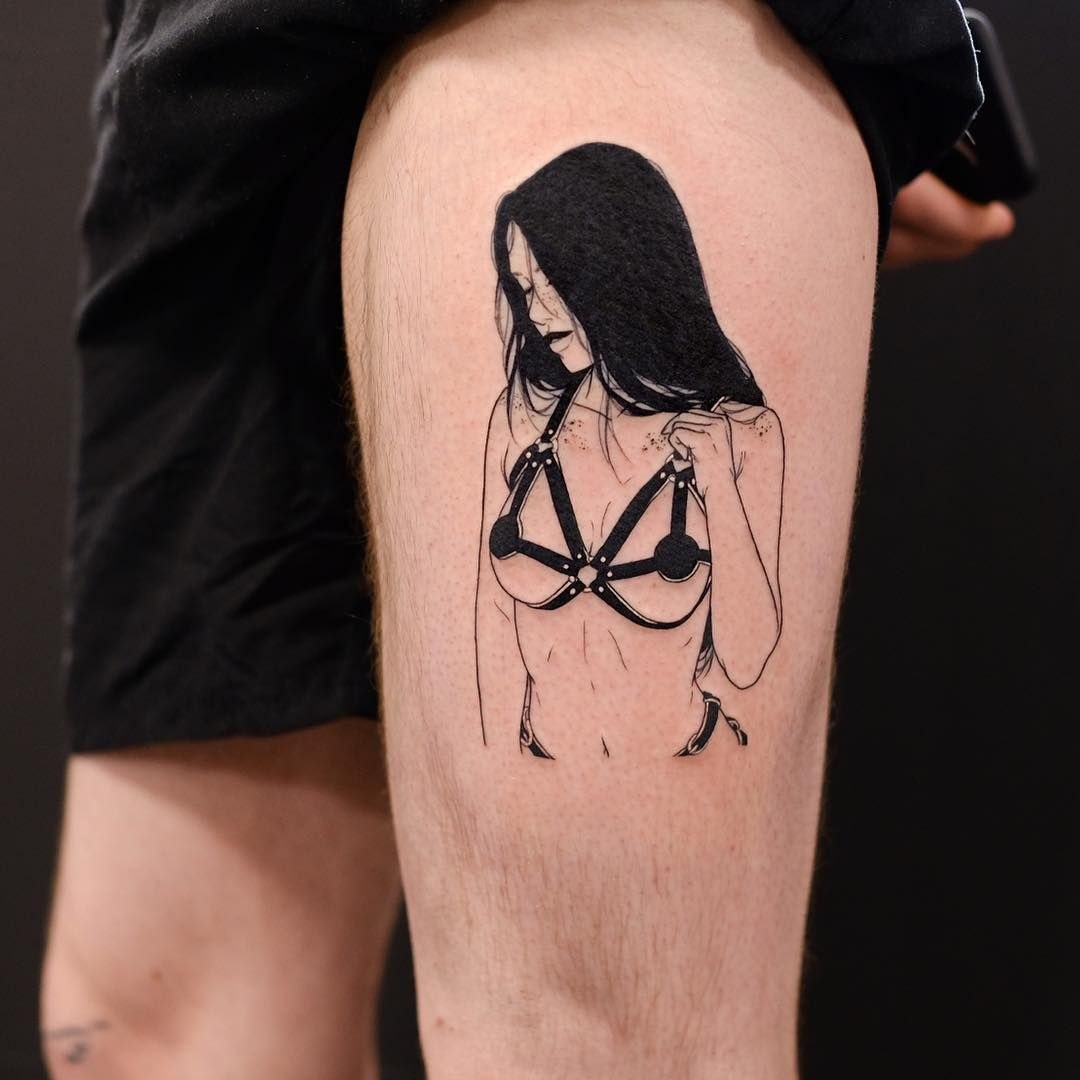 Bruja del tatuaje en el estómago