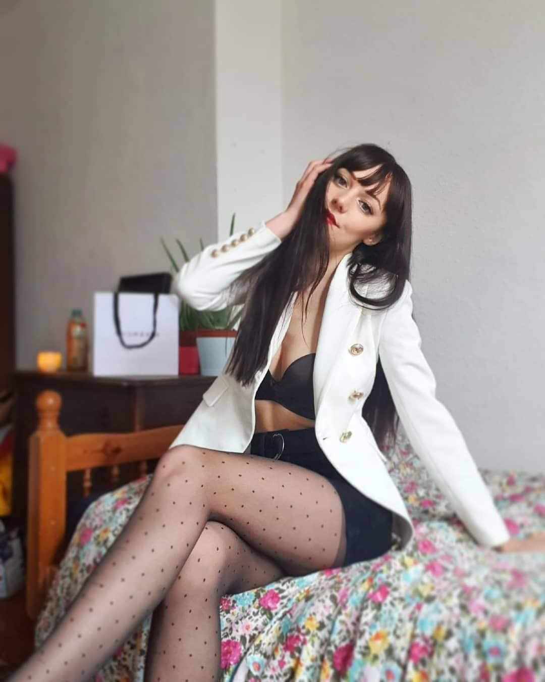 Mila Malenkov desnuda en medias