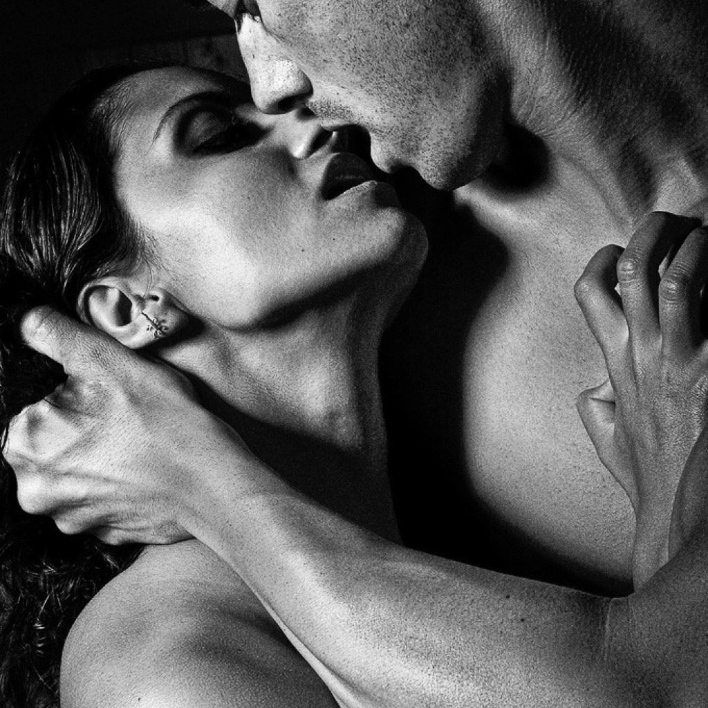 El chico besa a la chica en la cama