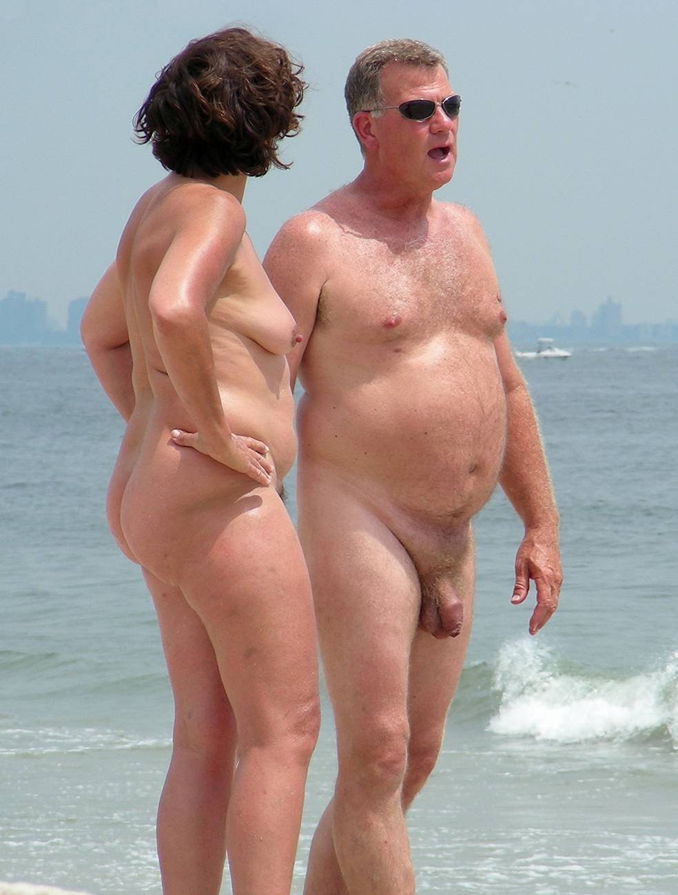 Nudistas maduros con hombres