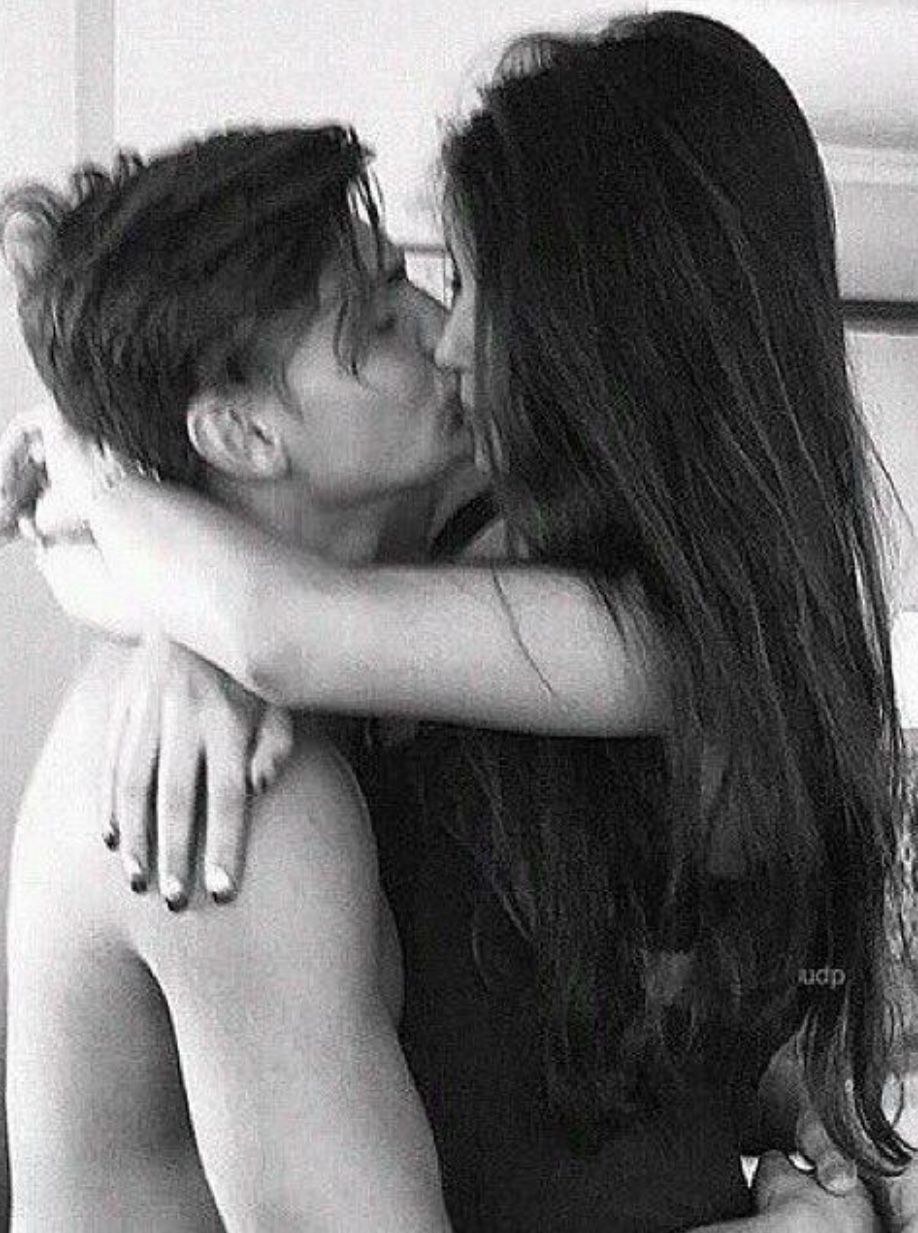 Un beso con una morena