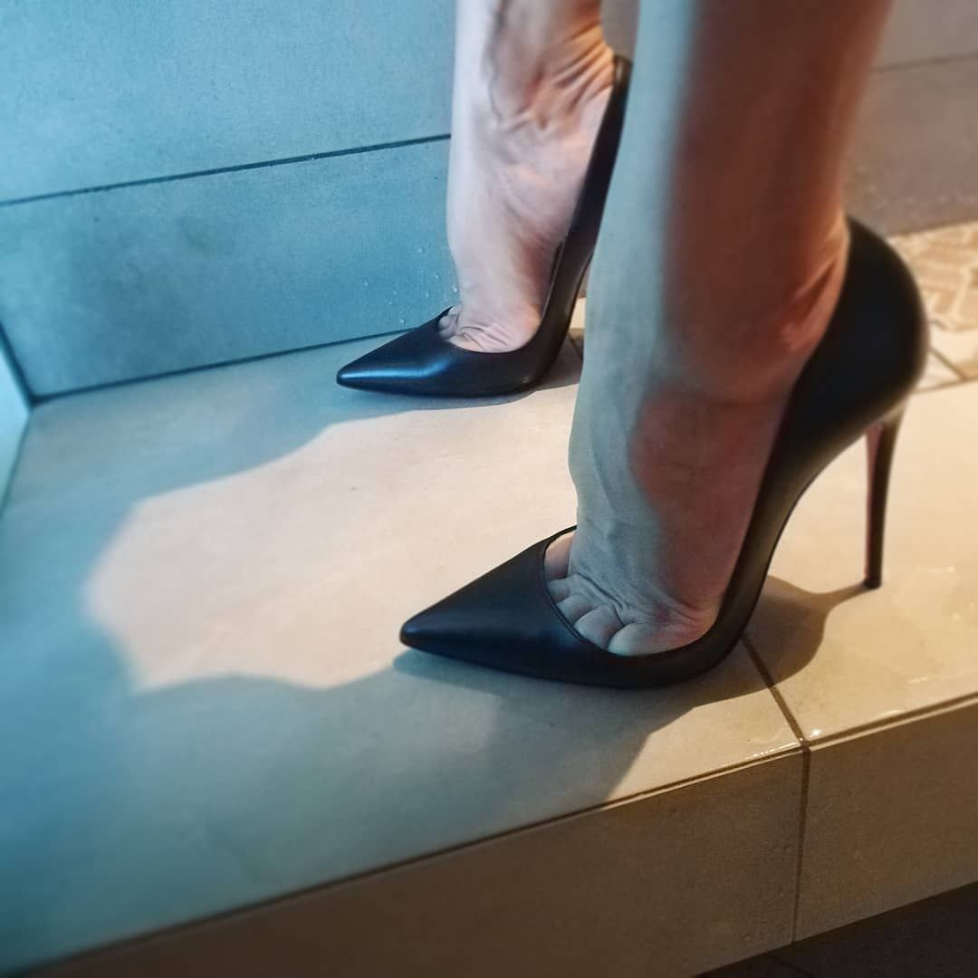 Piernas sucias en zapatos de tacón