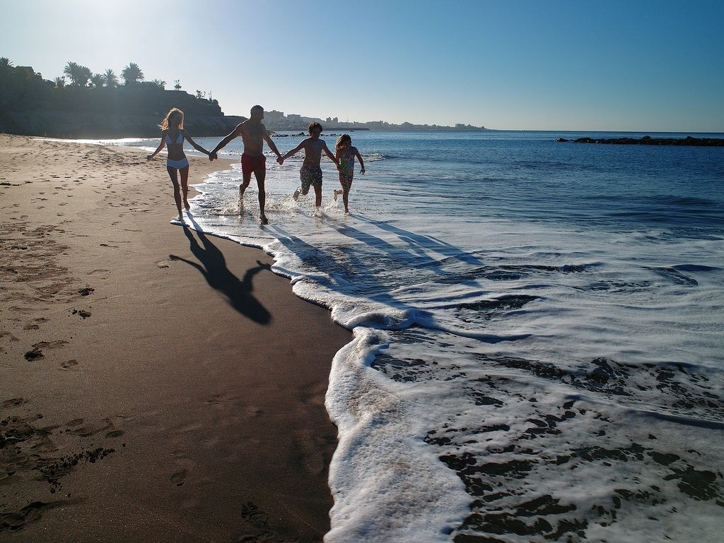 Hermosas damas en las playas de topless