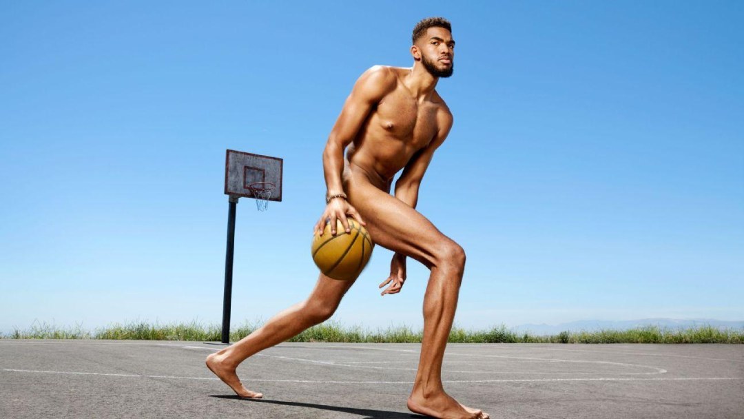 Jugadores de baloncesto con torso desnudo
