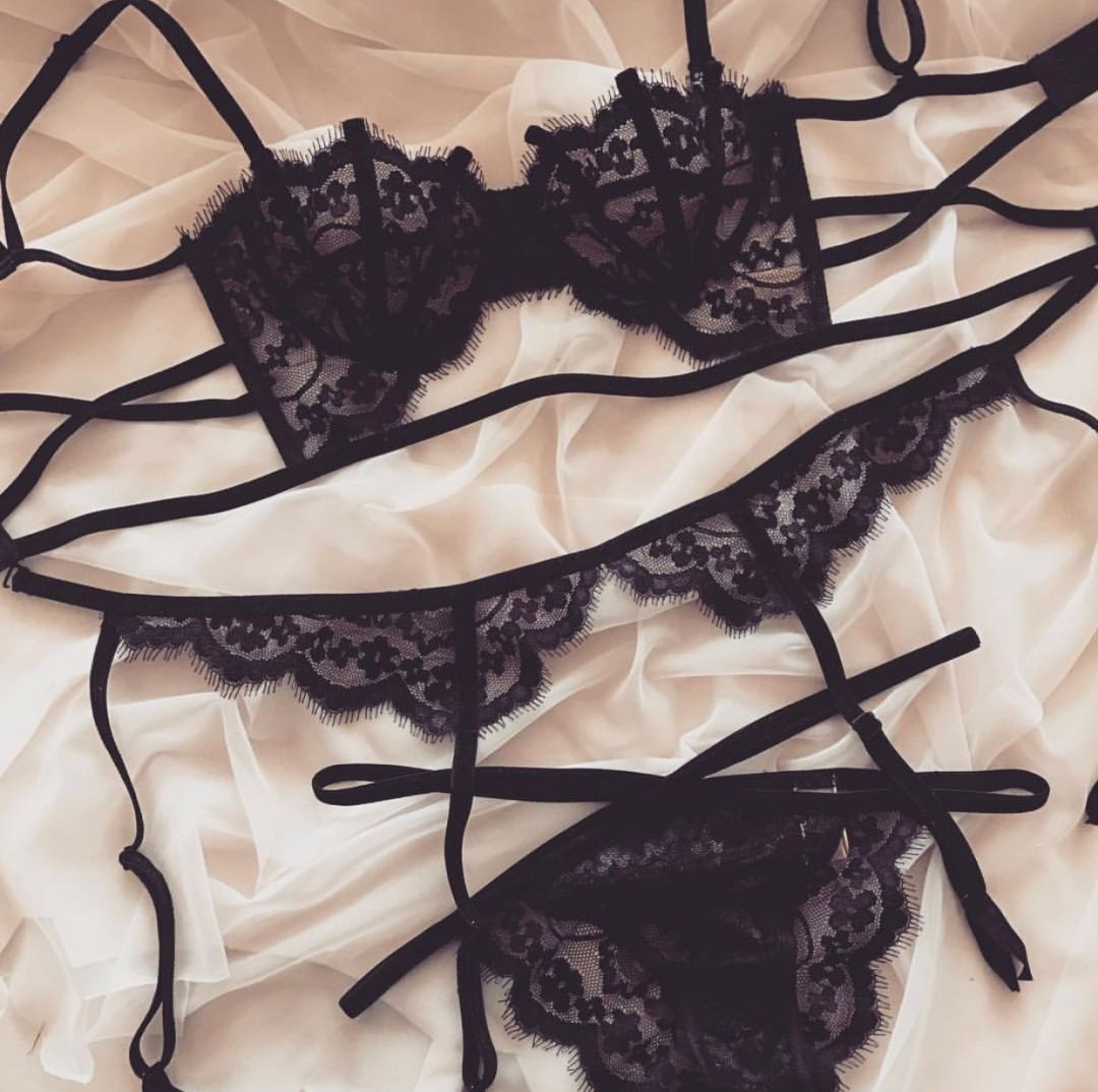 Ropa interior para mujeres en la cama