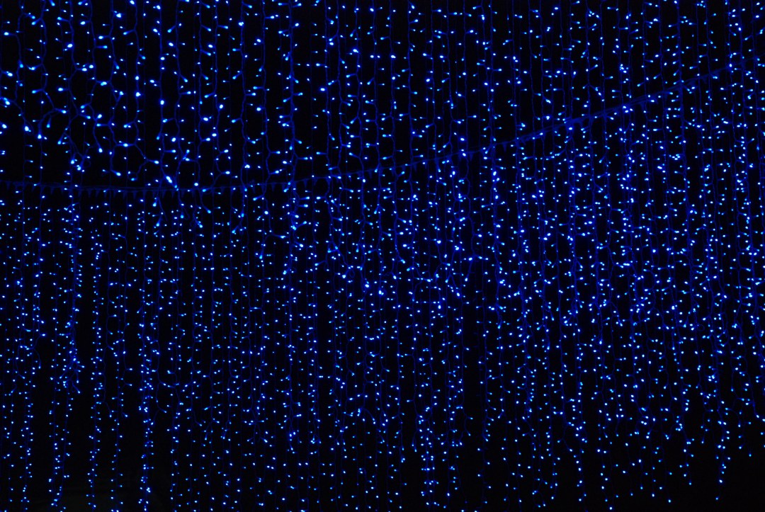 Puntos luminosos sobre un fondo negro
