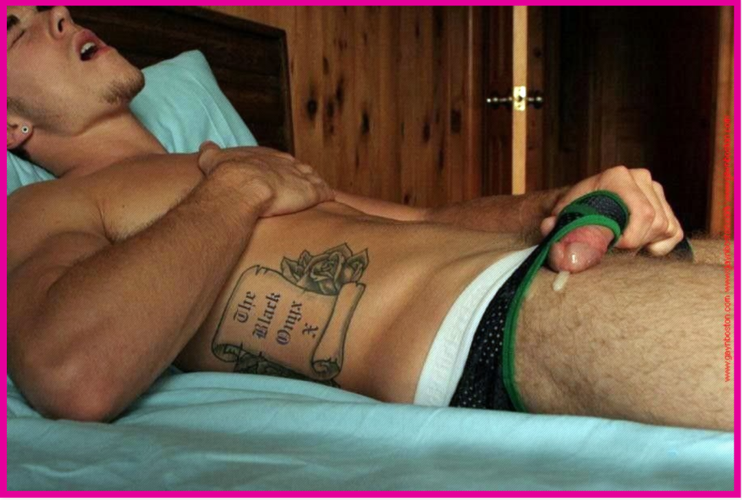 Un adolescente con un masturbador Staxus