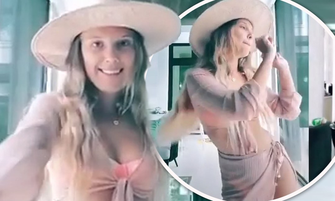 Millie Bobby Brown en traje de baño
