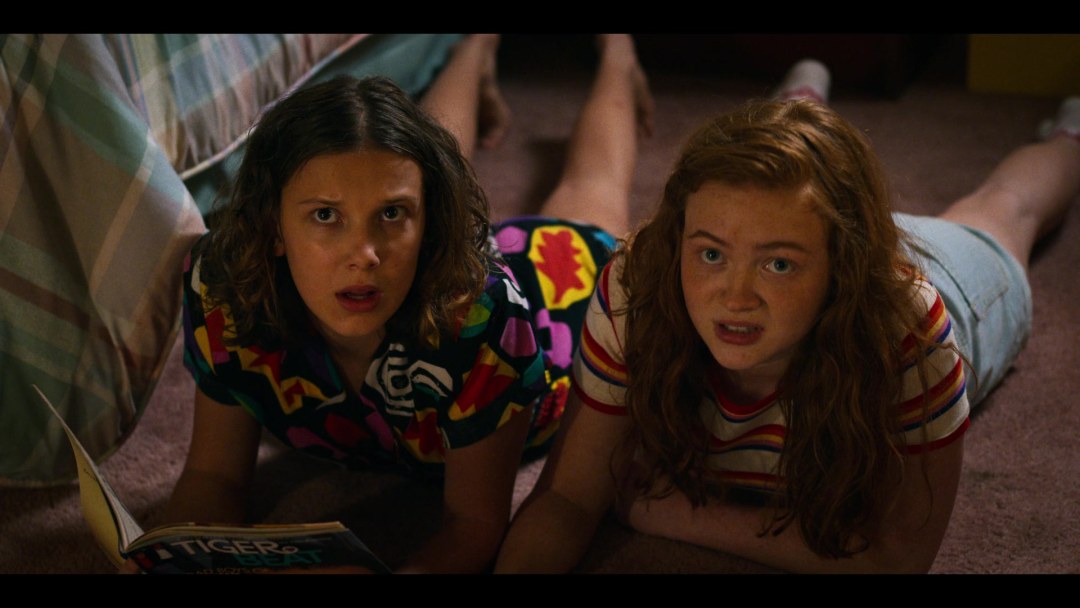 Millie Bobby Brown parece atentamente en la escena de la película