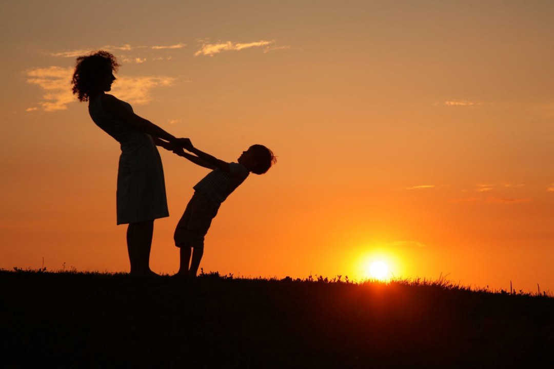 Madre e hijo al atardecer