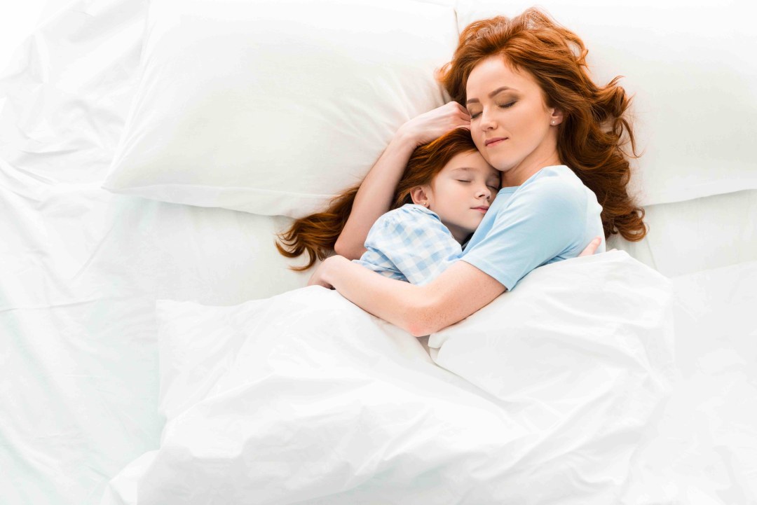 Mamá e hija en la cama