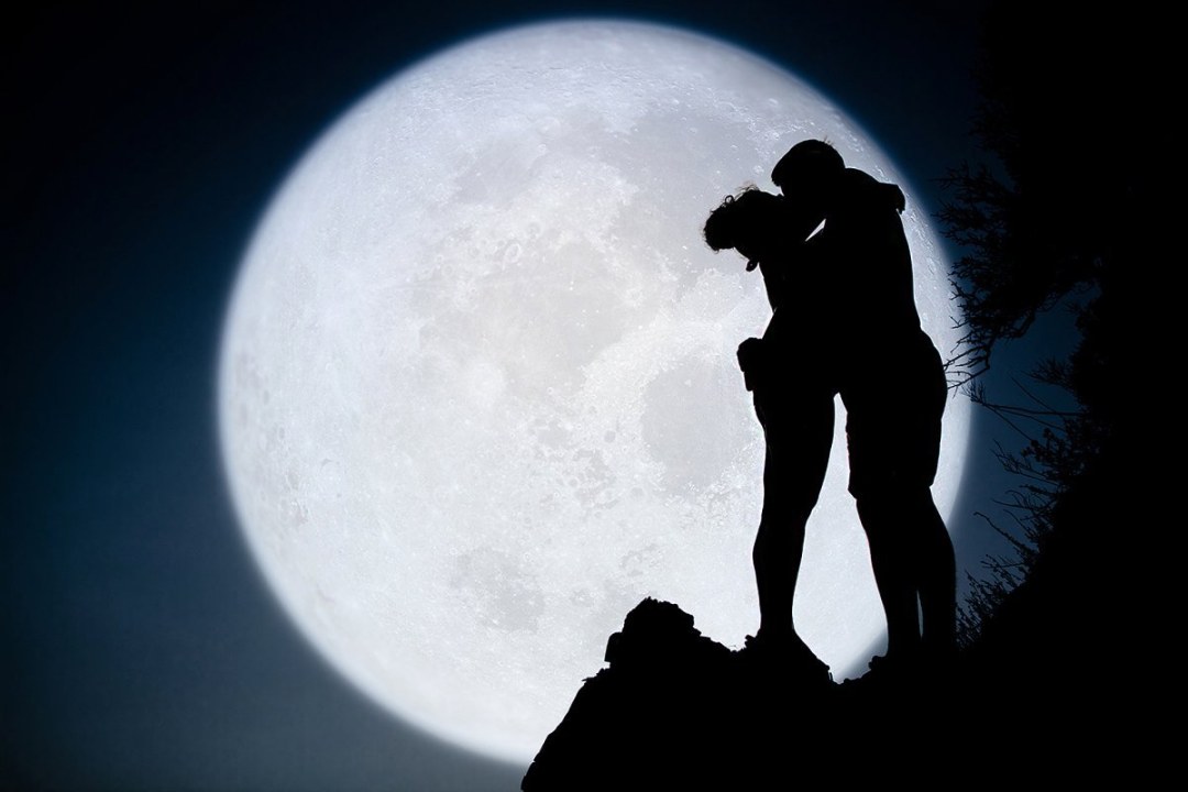Chico y chica debajo de la luna