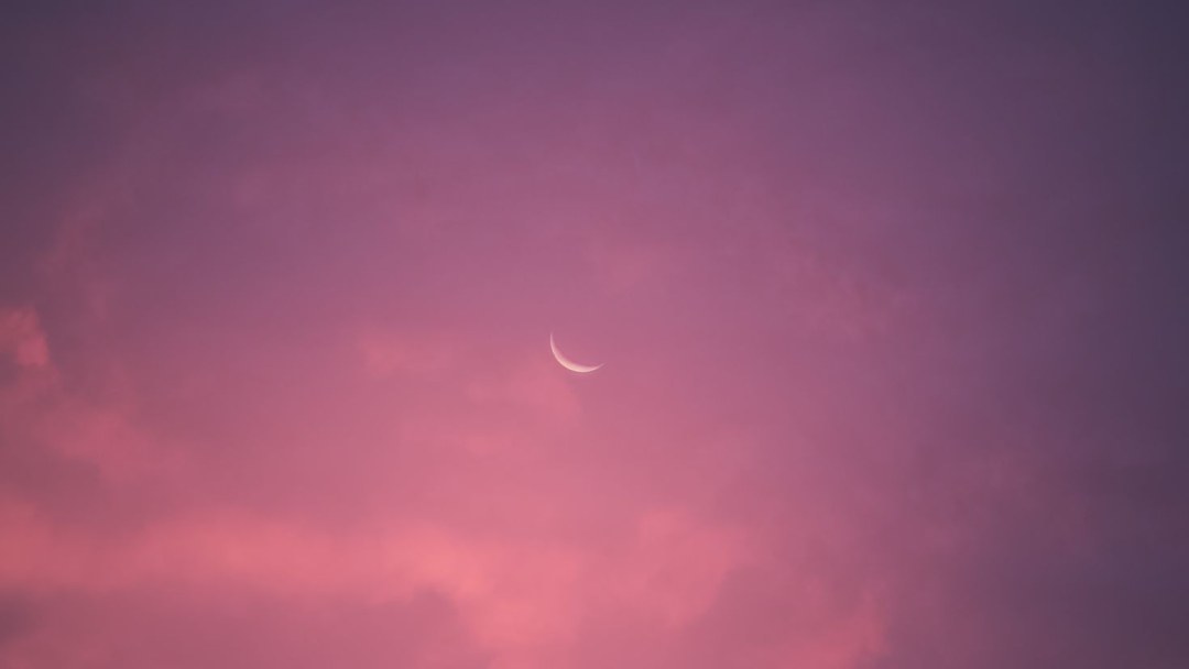 Luna en el cielo rosa