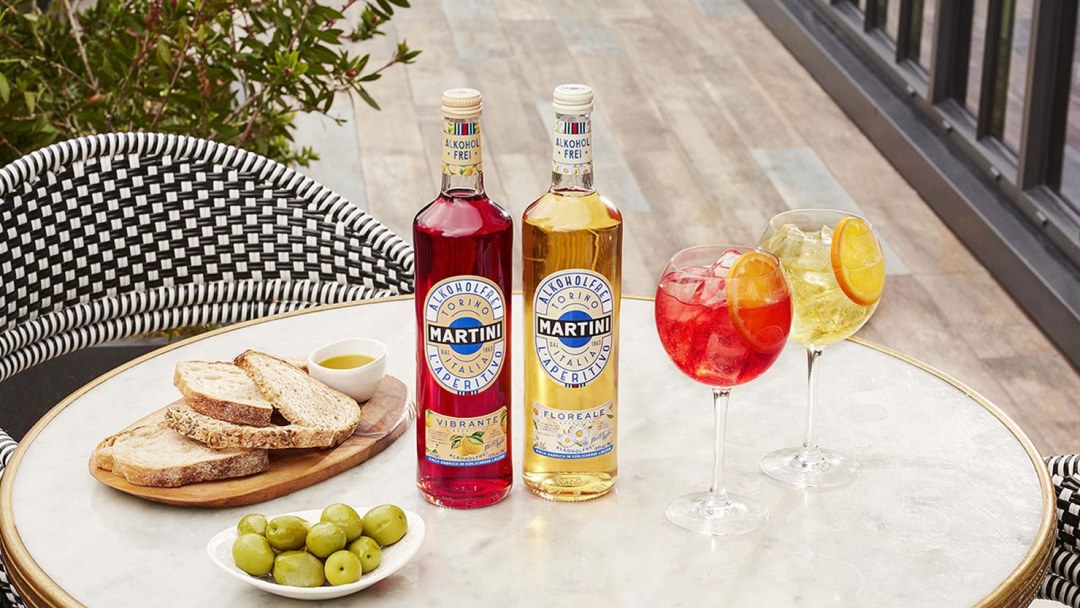 Mesa de cócteles alcohólicos