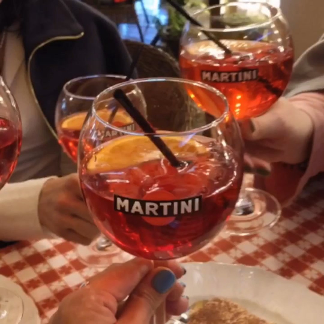 Contenido de calorías de la mesa de alcohol