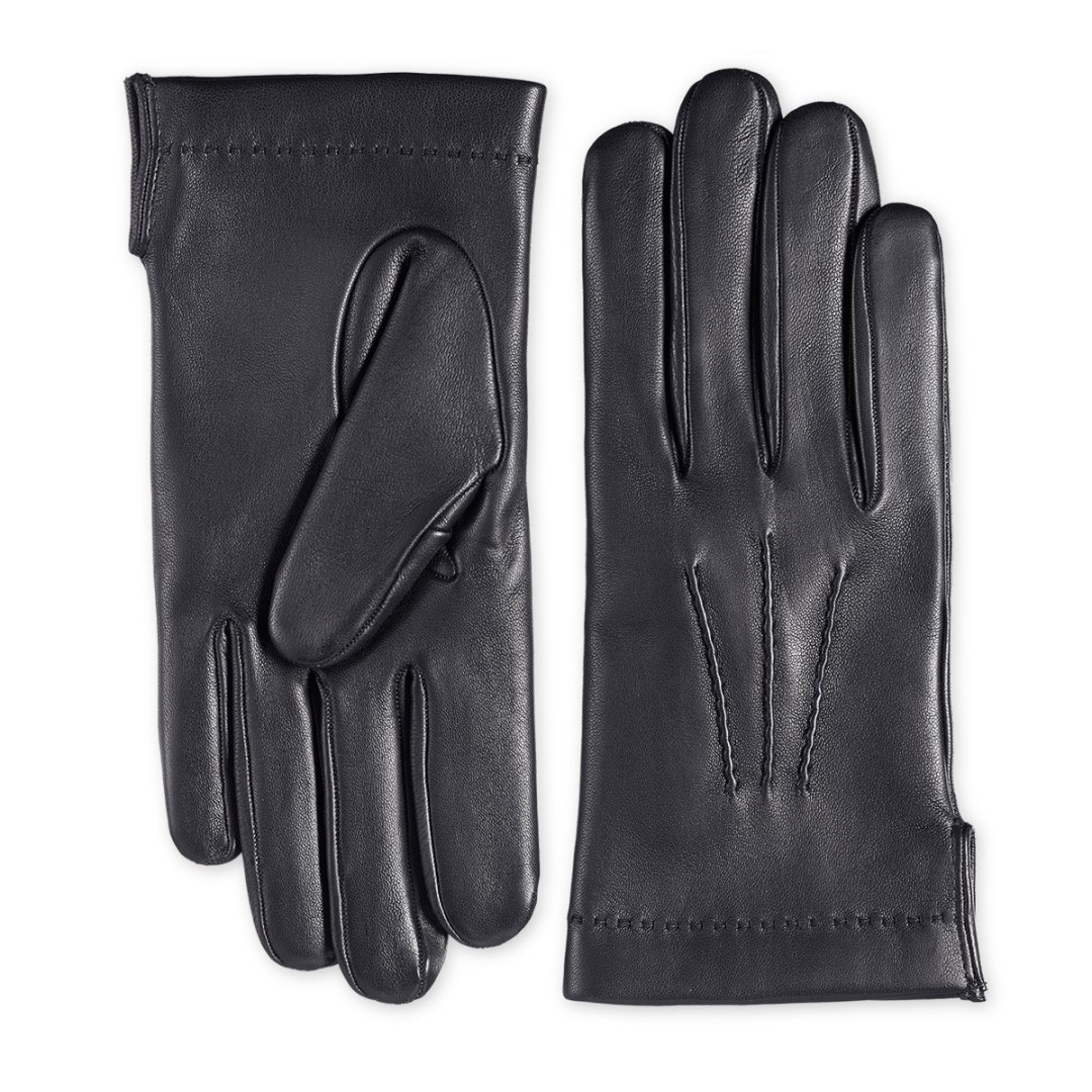 Un hombre con guantes