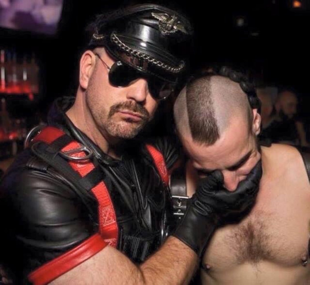 Guantes largos y platos