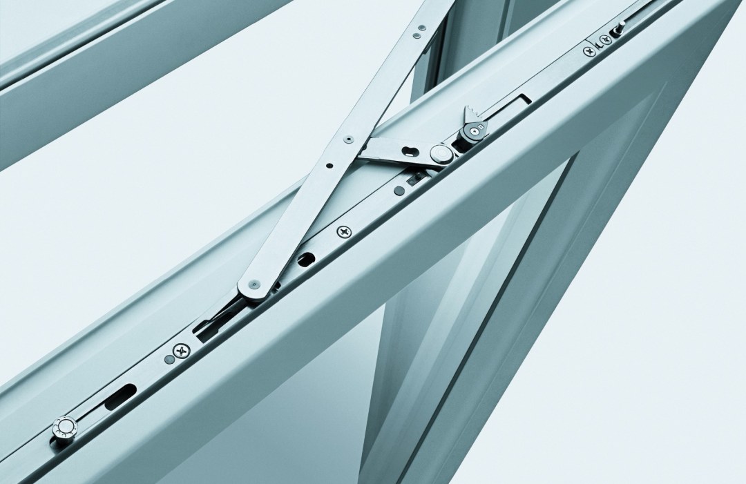 Dedos de hombres en la boca de una mujer