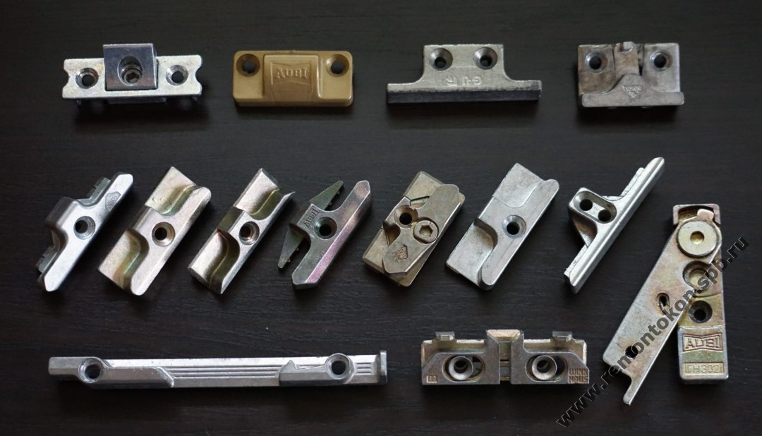 Un conjunto de accesorios rotativos y orientados para una ventana de plástico