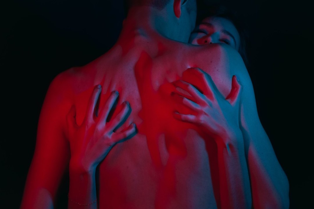 El chico fuma con una chica